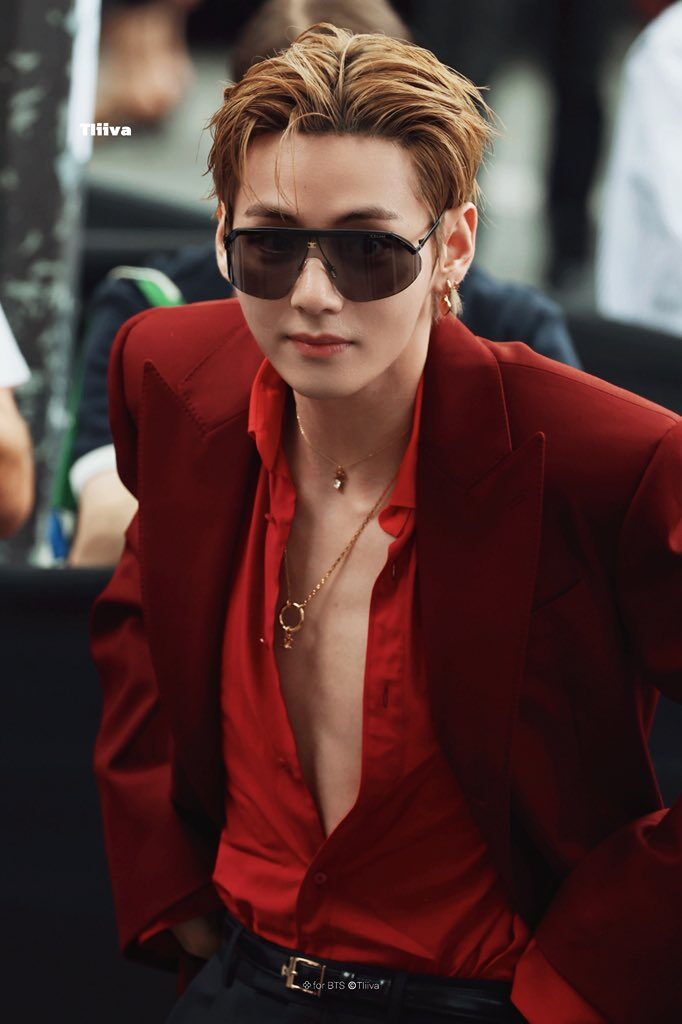 BTS’ten V, CELINE Defilesinde İddialı Tarzıyla Nefes Kesti