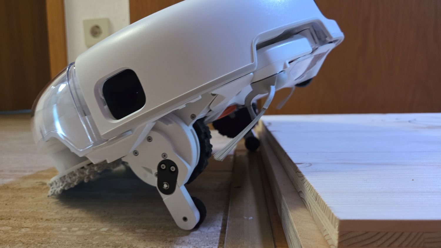 Der Roboter fährt angehoben an die Schwelle.