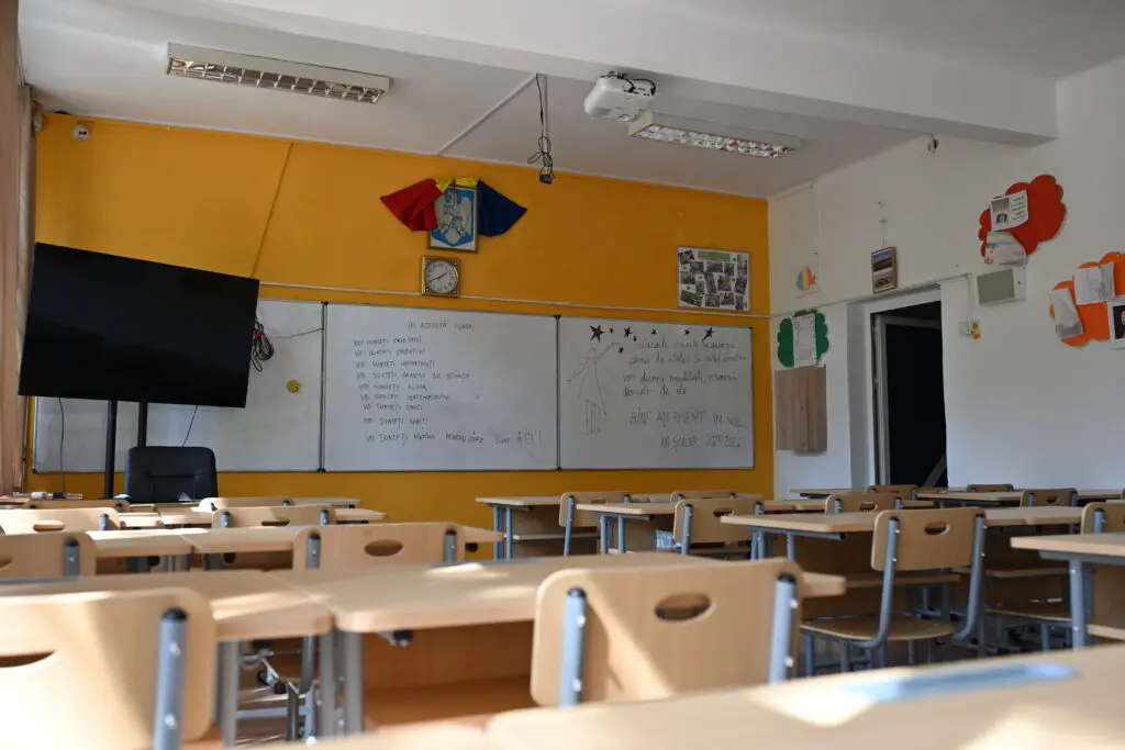 Motivele pentru care elevii absentează de la școală, conform ultimului raport OCDE