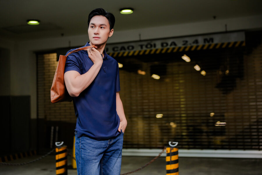 Người mẫu mặc Polo Navy