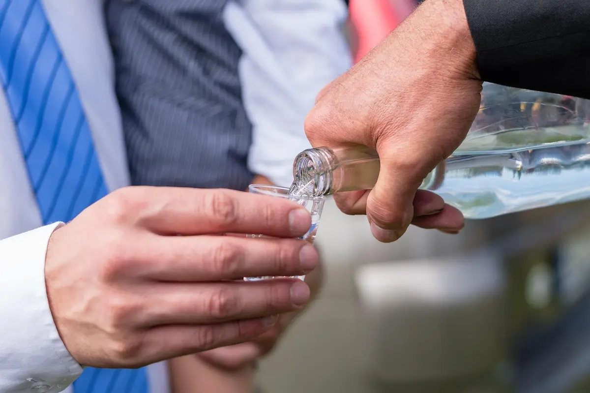 Statul, prins în capcana propriei taxe: 8 milioane de sticle de alcool, dispărute din piața legală