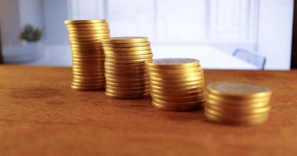 Table comparing savings rates and fees of different banks for 2026