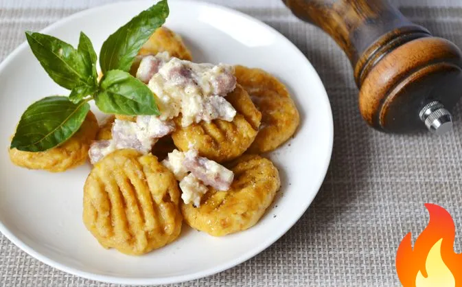 Постер Тыквенные ньокки со сливочно-сырным соусом с ветчиной