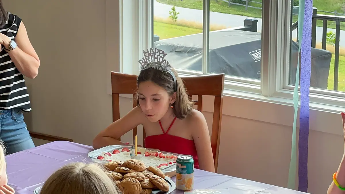 Kaitlyn împlineşte 12 ani cu o bucăţică făcută acasă