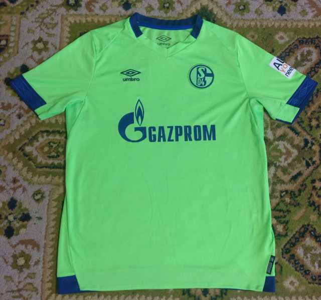 schalke-18-third.jpg