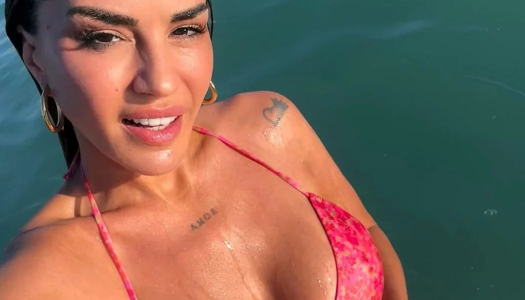 Η Χριστίνα Κολέτσα δημοσιεύει selfies με εντυπωσιακό μαγιό!