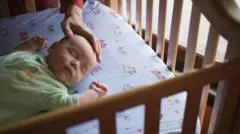Viaţa încă este în pericol din cauza industriei de somn pentru copii nereglementate