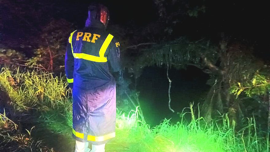 Caminhão submerge em represa e deixa criança morta e pai desaparecido - Imagem 1