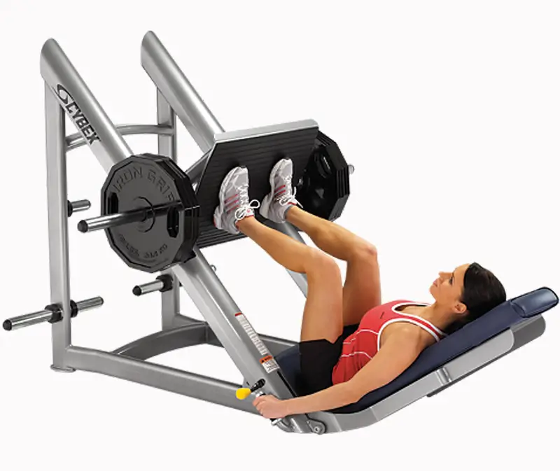Homem executando Leg Press 45 na academia