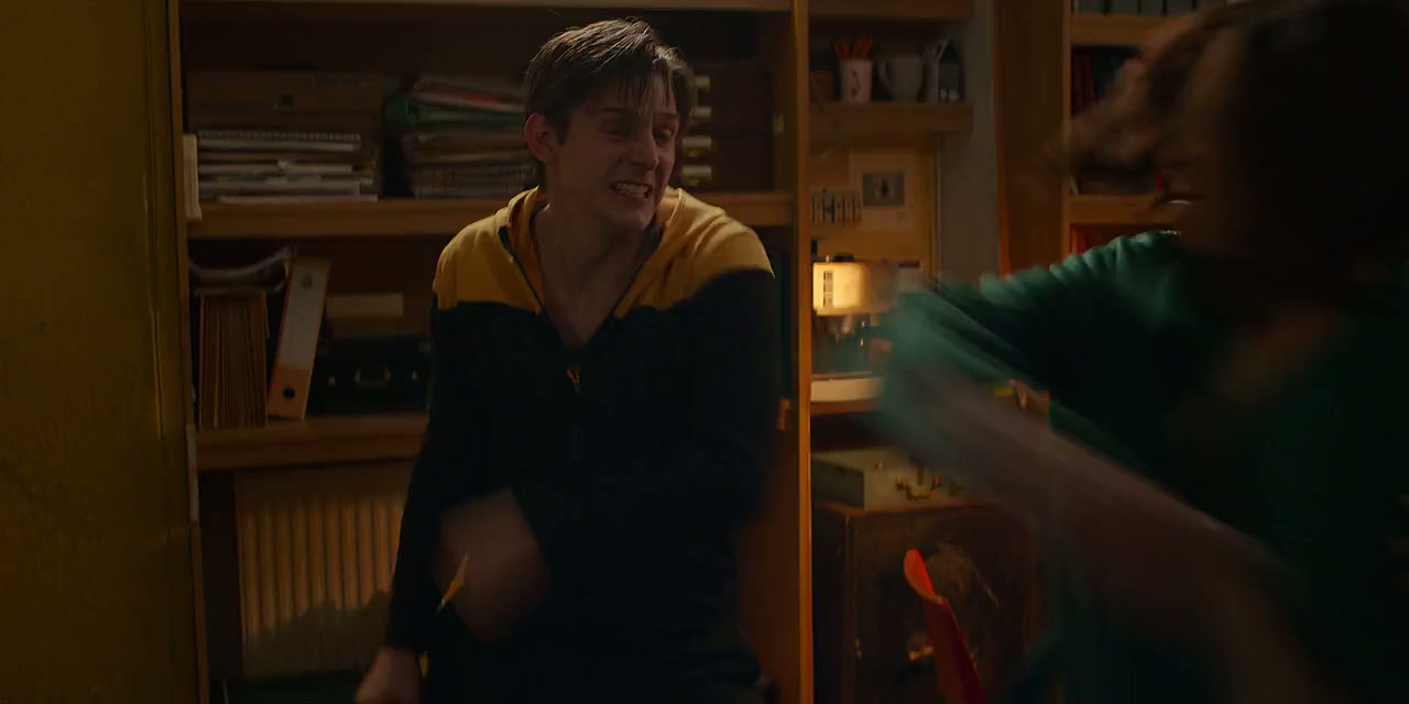 Stay Close Screenshot