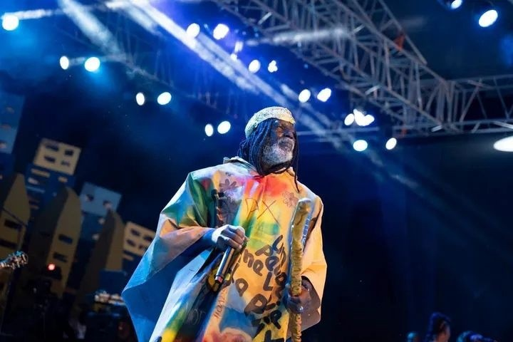 Illustration - Tiken Jah Fakoly dit non au « travaillement » sur scène, quand un reggaeman refuse que son concert devienne une vitrine de richesse