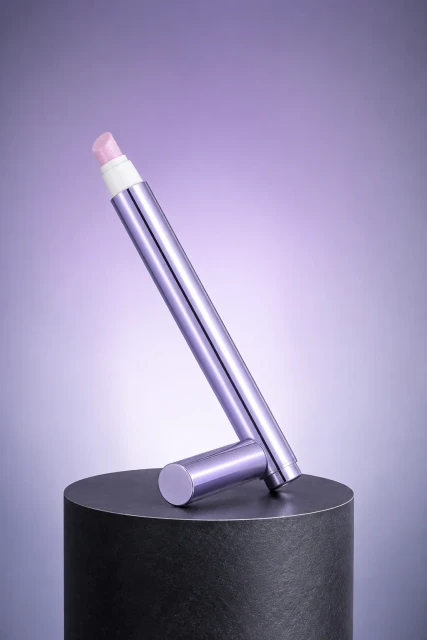 The VELLUVA pen presented on a pedestal