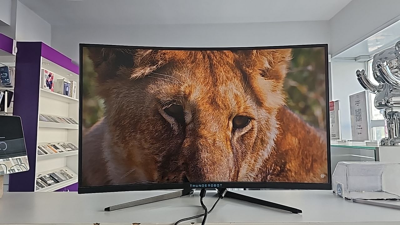 Монитор 27" ThundeRobot DF27C240L — игровой изогнутый экран с частотой 240 Гц для максимально плавной картинки в шутерах, киберспортивных играх и гонках.
