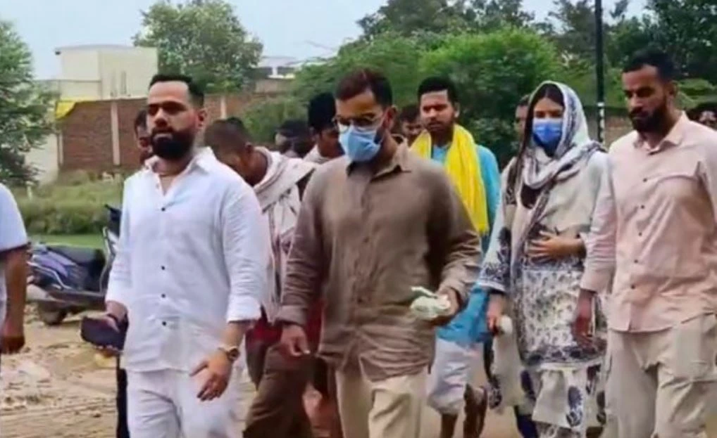 Virat Kohli & Anushka Meet Premanand Maharaj in Vrindavan