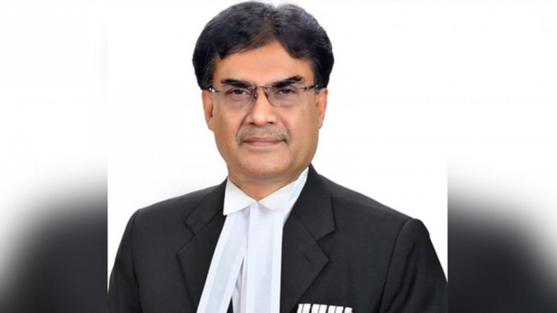 সুপ্রিম কোর্ট প্রাঙ্গণে সাংবাদিকদের প্রশ্নের জবাবে বক্তব্য রাখছেন বিএনপির আইন বিষয়ক সম্পাদক ব্যারিস্টার বদরুদ্দোজা বাদল।
