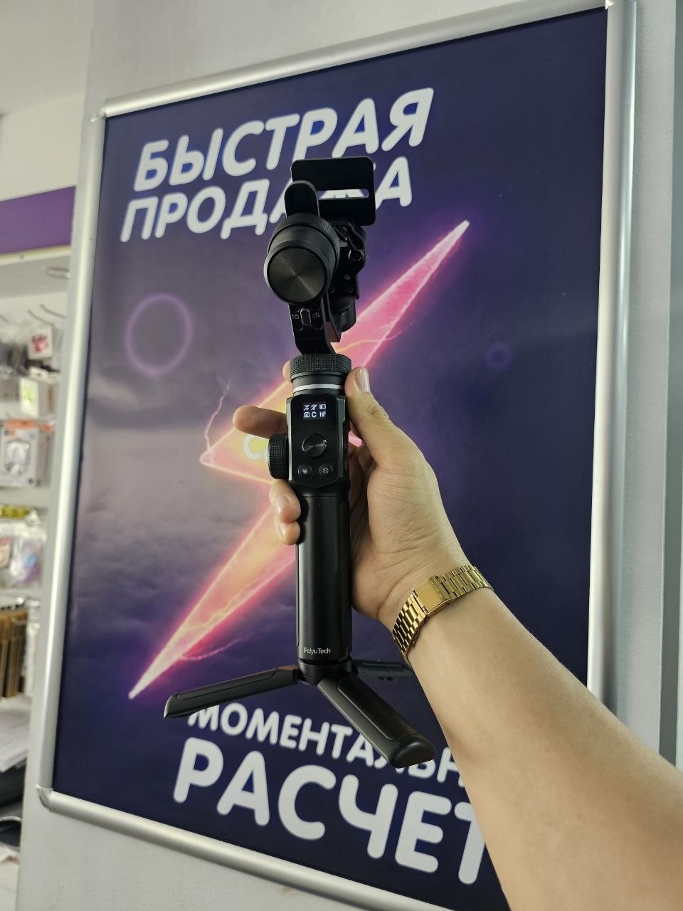 Стабилизатор Feiyu Tech G6 Max в чёрном цвете — компактный и удобный трёхосевой стедикам для съёмки плавного, «кинематографичного» видео с телефона, экшн-камеры или лёгкой камеры