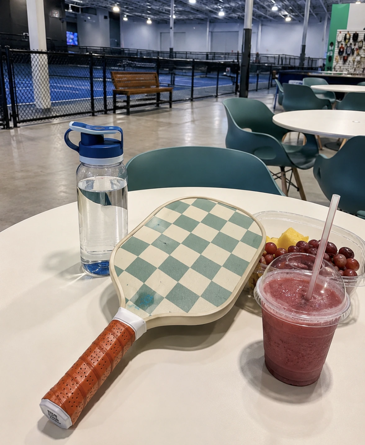 Nutritionniste expliquant un plan alimentaire personnalisé à un joueur de pickleball adulte lors d'une consultation.