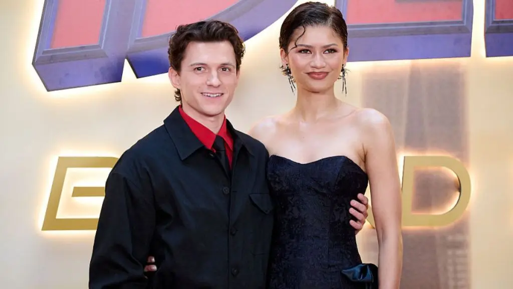 Zendaya fure spectacolul în rochie cu scânteie îndrăzneală