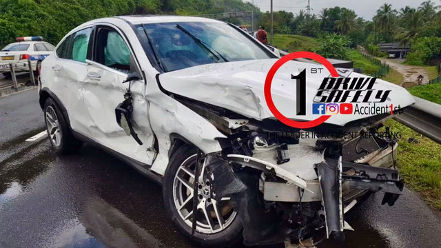 On the southern expressway, a car collides with the safety fence on the road and then collides with the bus that came behind it.