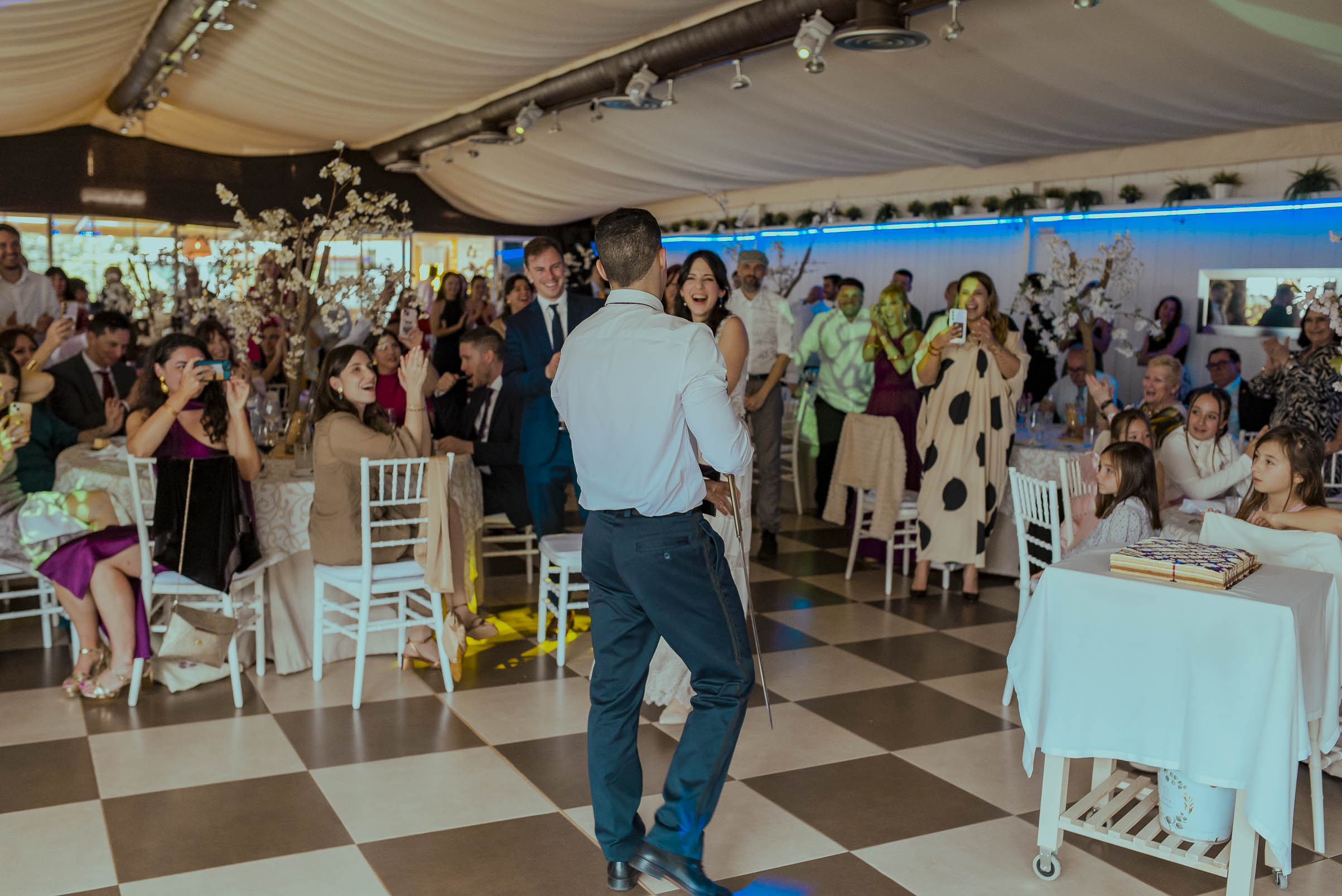 Fotografía de boda en Zaragoza de una actuación sorpresa durante el banquete en Hacienda Las Flores