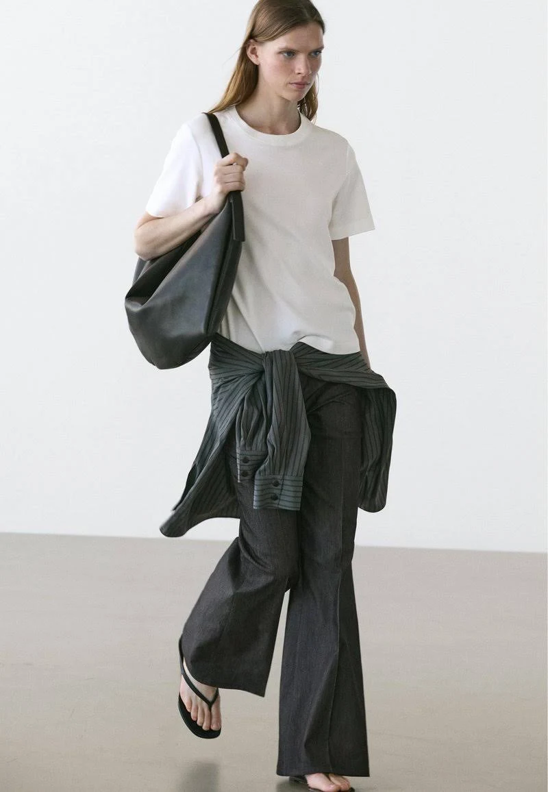 T-shirt bianca Massimo Dutti primavera 2026 T-shirt bianca basic con pantaloni morbidi tra i capi essenziali della primavera 2026