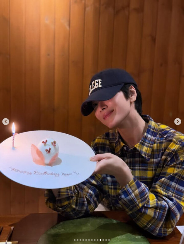 송혜교, '절친' 목정욱 결혼 축하 현장 공개... 모자 써도 돋보이는 소탈한 미모