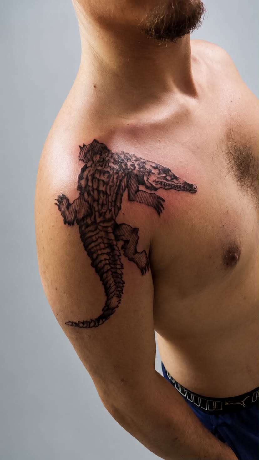 Fekete-fehér krokodil tetoválás vállon és mellkason