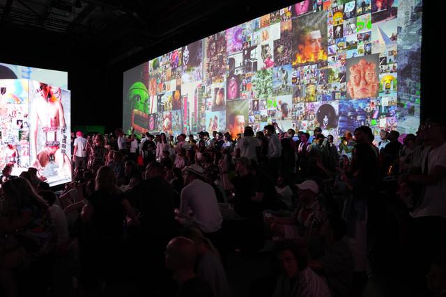 Immersive crowd