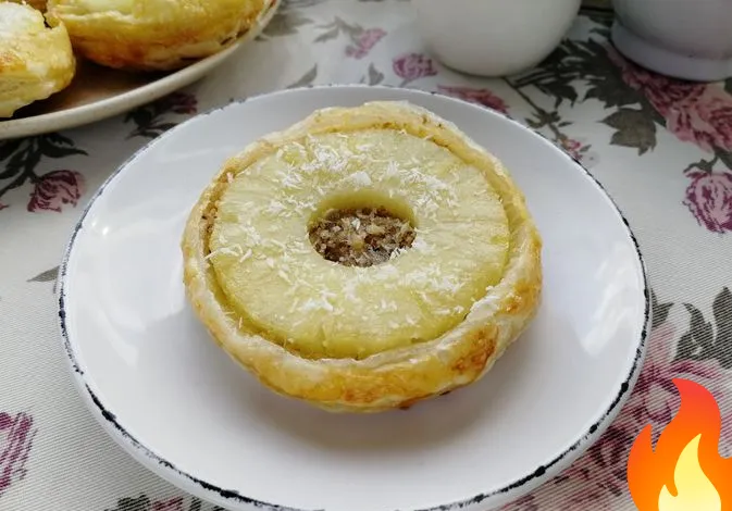 Постер Слойки с ананасами, орехами и кокосовой стружкой