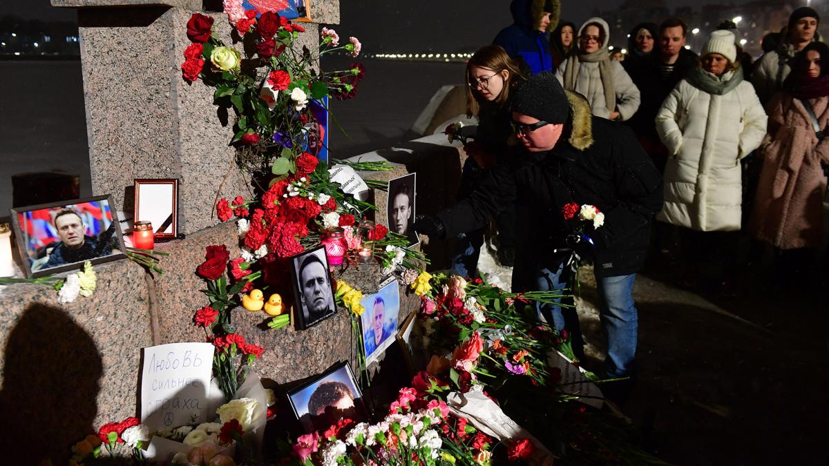 Rusia: más de 100 detenidos en concentraciones para homenajear a Navalny