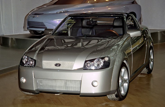 Работа над экспериментальной моделью Lada Roadster Concept началась в середине января 2000 года. В качестве «платформы» была выбрана «Калина», базу которой пришлось уменьшить на 150 мм. Разработка модели шла по методике дизайн-бюро Сбарро, исключающей постройку макета, что позволило сэкономить время и средства.

Панель приборов для «Родстера» заимствовали у ВАЗ-1118, рамку ветрового стекла — у ВАЗ-2110. Каркас безрамной двери с «начинкой» взяли от Alfa-Romeo GTV, а в головной оптике использовали элементы фар автомобиля Volkswagen Golf. Ключевая идея автомобиля — крыша, полностью укладываемая на багажник.Ладу Родстер» оснастили двухлитровым 16-клапанным мотором с впрыском топлива. Его мощности хватило, чтобы обеспечить разгон до 100 км/ч за девять секунд. Свой вклад в такие показатели внесла и коробка передач с последовательным переключением. Несмотря на простоту производства автомобиля, проект по его серийному выпуску так и не был реализован.

На данной странице указана информация о концепт-каре Лада Родстер, не являющемся серийной моделью.