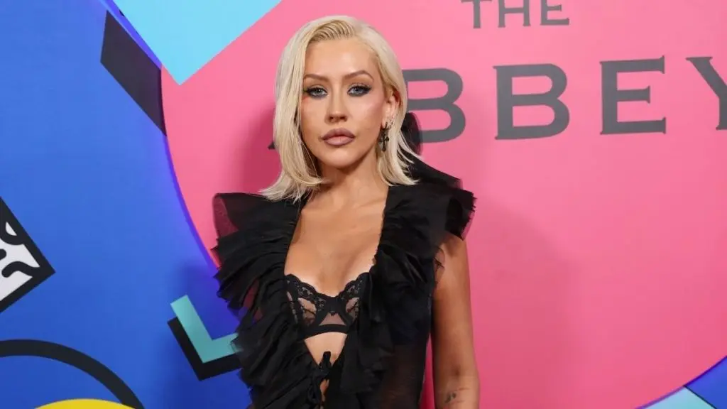Christina Aguilera se înfășoară în haine îndrăznețe