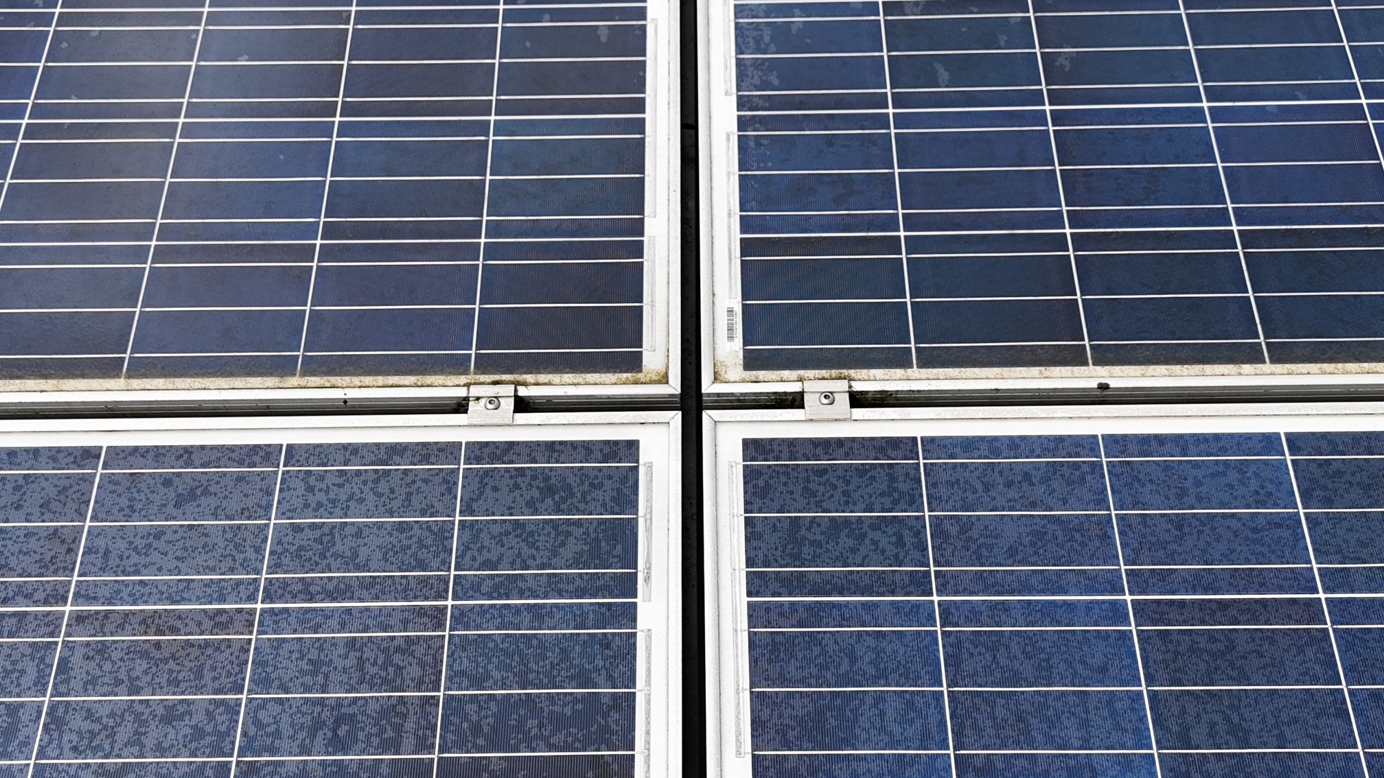 Stark verschmutztes Solarmodul einer Gewerbeanlage im Gewerbegebiet Elsenroth, Nümbrecht – Ablagerungen aus dem laufenden Betrieb