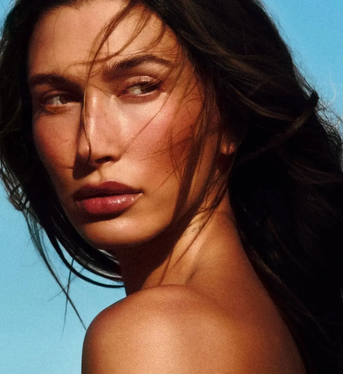 Colectia de vară din Rhode a Hailey Bieber strălucește în testele din lumea reală