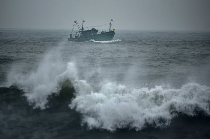 Strong-winds-and-rough-seas-forecast-around-Sri-Lanka-during-next-24-hours