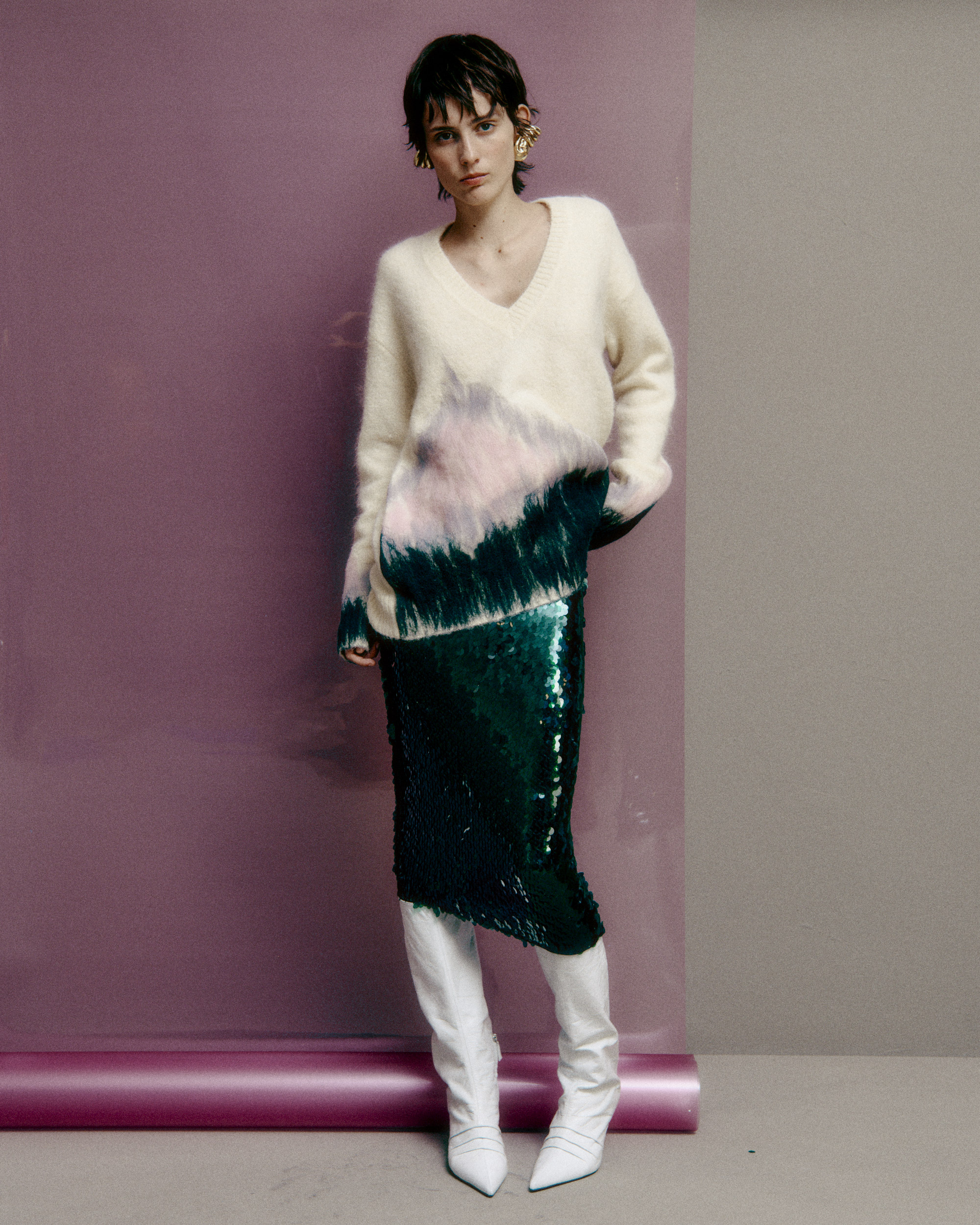 Patrizia Pepe FW25 – pull sfumato e gonna a paillettes verde Modella con pull sfumato e gonna a paillettes verde Patrizia Pepe FW25