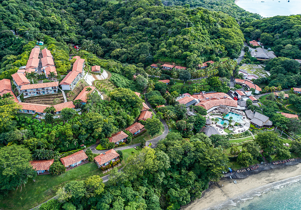 Vista aérea del área de resorts de lujo frente a la playa en la Península de Papagayo, Costa Rica – una ubicación privilegiada para la inversión inmobiliaria de alta gama con playas vírgenes y vistas al Océano Pacífico.