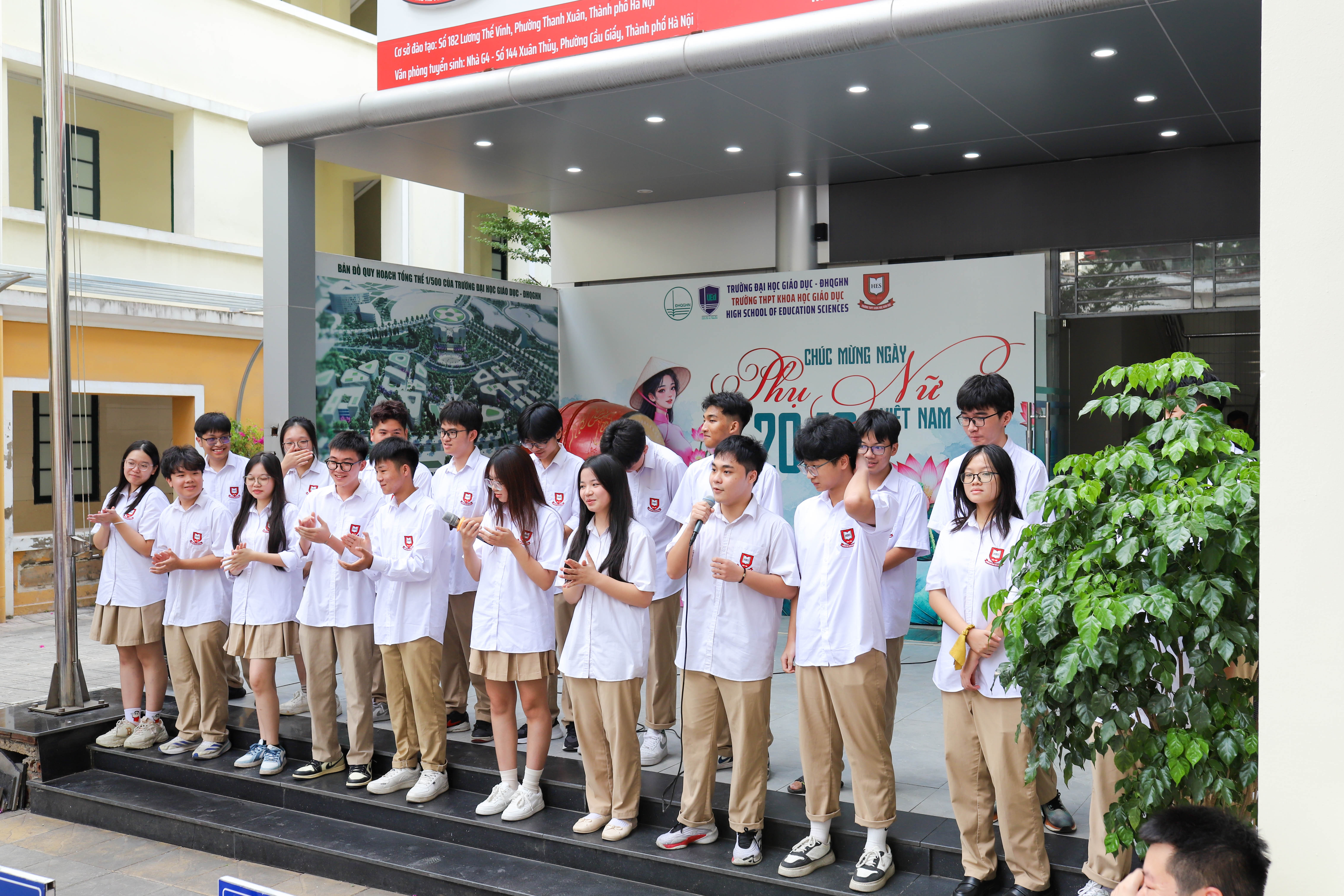 Sinh hoạt dưới cờ 20/10 HES 8
