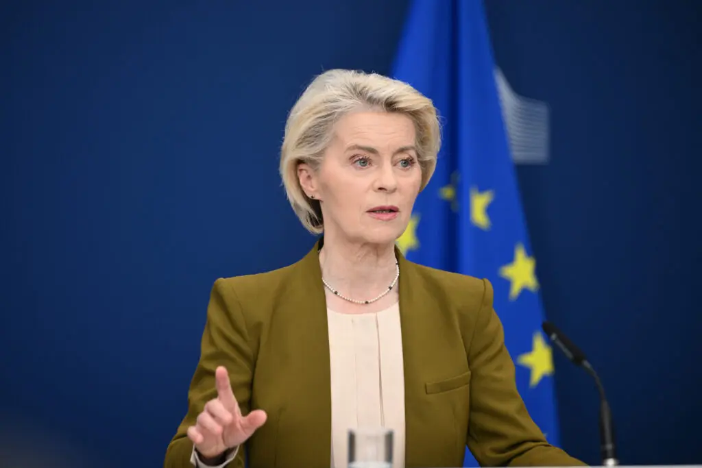 Elvețienii votează un referendum care ar putea schimba relațiile cu UE