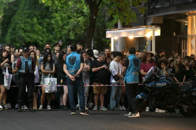Los fanáticos rápidamente comenzaron a reunirse afuera del Hotel CasaSur Palermo.AFP vía Getty Images