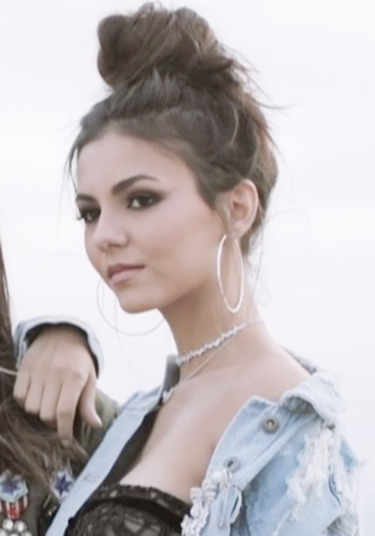  Victoria Justice 