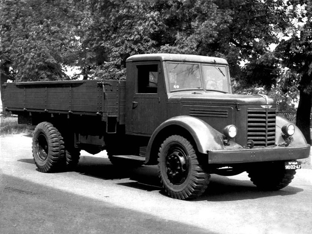 В историю отечественного автомобилестроения ЯАЗ-200 вошел как первый автомобиль серийного производства, оснащенный дизелем, уравновешивающим механизмом в двигателе, тахометром, резиновыми опорными подушками рессор. У этого грузовика были роторный продувочный насос в системе питания двигателя, пятиступенчатая коробка передач, пневматический привод тормозов, регулируемое сиденье водителя.

С начала 1951 года производство ЯАЗ-200 передано с ярославского автомобильного (ныне моторный) завода на минский автомобильный завод, где эта машина под индексом МАЗ-200, а после модернизации МАЗ-200П выпускалась до 1965 года.

Годы выпуска — 1947—1951; число мест — 3; грузоподъемность — 7000 кг; двигатель: тип — дизельный, двухтактный, число цилиндров — 4, рабочий объем — 4650 см3, мощность — 110 л. с./81 кВт при 2000 об/мин; число передач — 5; длина — 7620 мм; ширина — 2650 мм; высота — 2430 мм; база — 4520 мм; размер шин — 12,00—20 дюймов; масса в снаряженном состоянии — 6500 кг; наибольшая скорость — 60 км/ч.