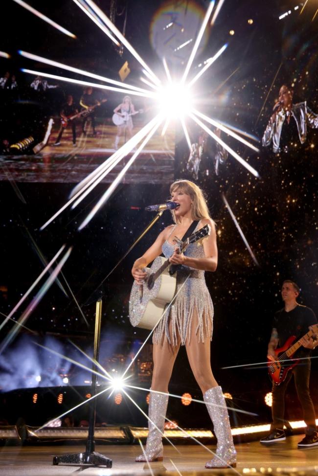 Ella combinó el look con unas botas de vaquero a juego.Getty Images para TAS Rights Management