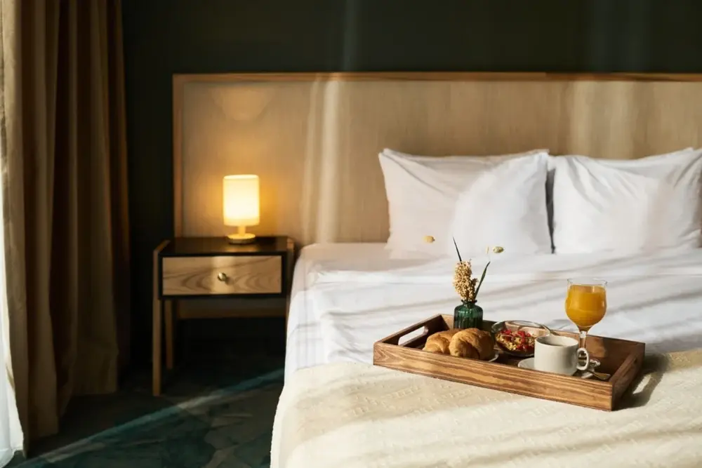 De ce hotelurile preferă lenjeria și prosoapele albe?