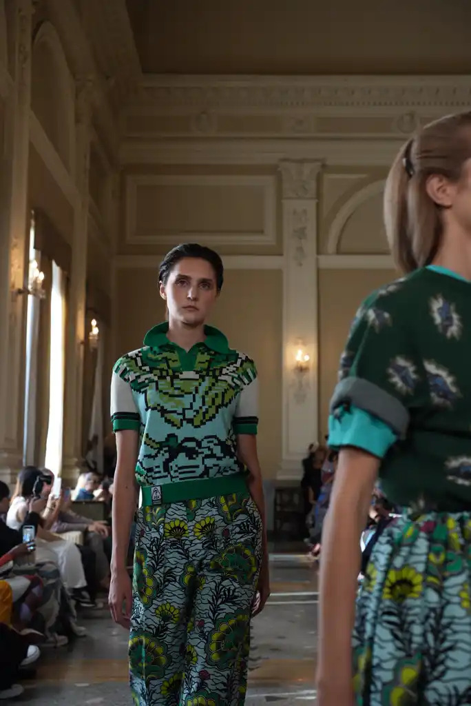Francesca Liberatore SS27, look con maglia jacquard e pantaloni stampati