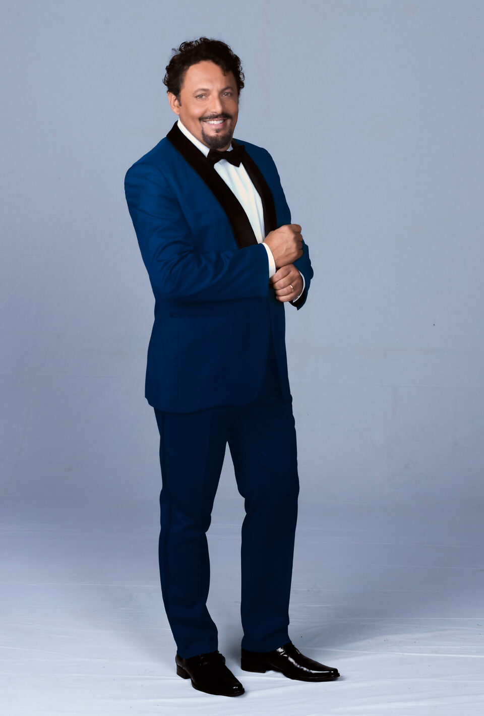 Enrico Brignano in smoking blu per Bello di mamma... Rai! su Rai 1