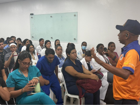 Francisco Arias imparte taller de prevención sísmica a médicos y personal de salud del Hospital Infantil Doctor Arturo Grullón   .
