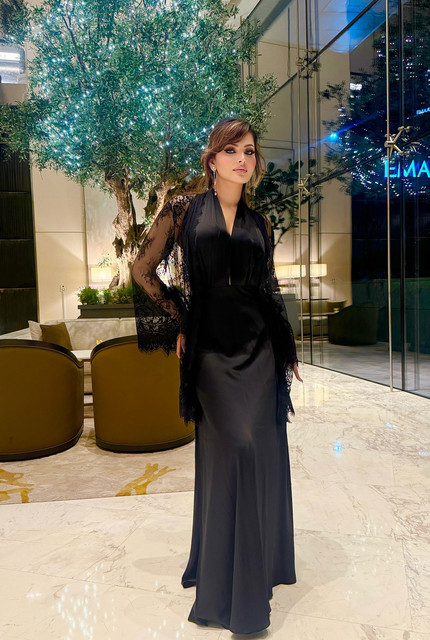 Urvashi-Rautela-Wallpapers-Insta-Fit-Bio-4.jpg