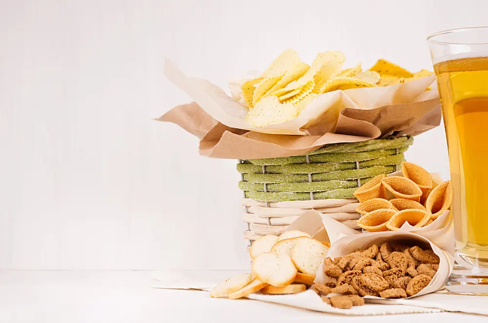 Consumul de alcool duce la exces de alimente ultraprocesate, arată un studiu