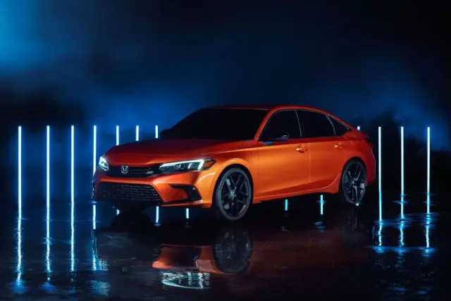 На днях в США состоялась презентация нового седана Honda Civic 11-го поколения. Мероприятие прошло в онлайн-формате на популярной киберспортивной площадке Twitch. Она была выбрана не случайно, ведь Civic в Штатах считается, пожалуй, самой молодежной машиной. Эту модель признали наиболее популярной среди миллениалов. Вот только новый седан по внешнему виду вовсе не создает впечатление автомобиля поколения Z — слишком солидно и по-взрослому.

Первое, что бросается в глаза — более жесткий, «остепенившийся» кузов. Купеобразный силуэт прежней модели приобрел более традиционный для седана вид. Например, разгладился капот, выпрямилась подоконная линия. Оптика стала горизонтальной, из-за чего кажется более простой и незамысловатой.Впрочем, яркие и необычные дизайнерские решения в новой модели все же присутствуют. Так, овальные выпускные патрубки интегрированы в бампер, оттянут хвостик крышки багажника. Интересно смотрятся и боковые зеркала на ножках. Да и новый цвет кузова — Solar Flare Pearl — выглядит свежо и смело.Что касается салона, то его внешний вид стал гораздо более лаконичным и сдержанным. Вместо прежнего обволакивающего кокпита появилась «воздушная» передняя панель с торчащим над ней девятидюймовым дисплеем мультимедийной системы. Кстати, она будет с навигацией, точкой доступа Wi-Fi и поддержкой Apple CarPlay и Android Auto. А еще впервые на Civic будет виртуальная панель приборов. Кроме того, бросается в глаза сетка во всю ширину передней панели, маскирующая дефлекторы климатической установки.Что касается технических характеристик, известно, что новая модель создана на прежней платформе. При этом были модернизированы шасси и конструкцию кузова. Также была расширена колея и оборудована новая система безопасности.

Продажи новинки от Honda начнутся весной 2021 года. Сначала выйдет обычный седан, затем — хэтчбек, спортивная версия четырехдверки Si и хот-хэтч Civic Type R. Они по-прежнему будут выпускаться на заводах в Индиане и Онтарио. А еще там впервые наладят производство пятидверных моделей, которые раньше поставляли из Англии. Отметим, что цена нового Civic пока не называется.